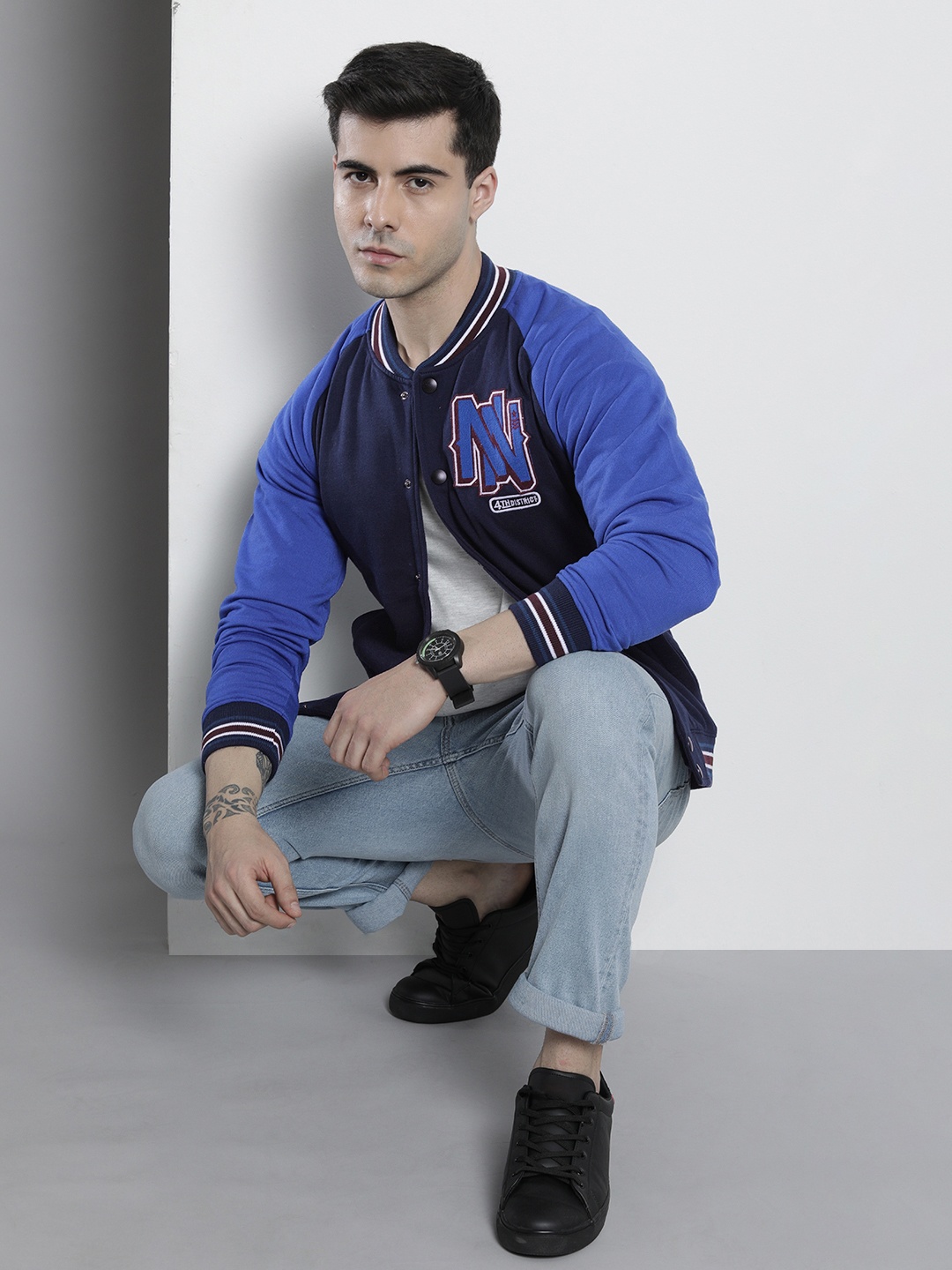 

The Indian Garage Co Men Mock Collar Colourblocked Sweatshirt, Navy blue