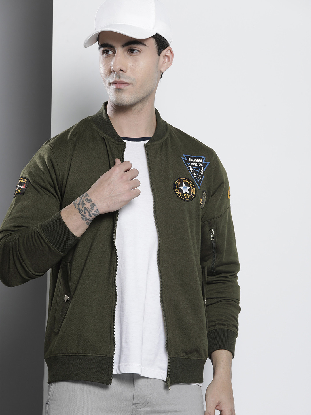 

The Indian Garage Co Men Olive Green Applique Detail Sweatshirt