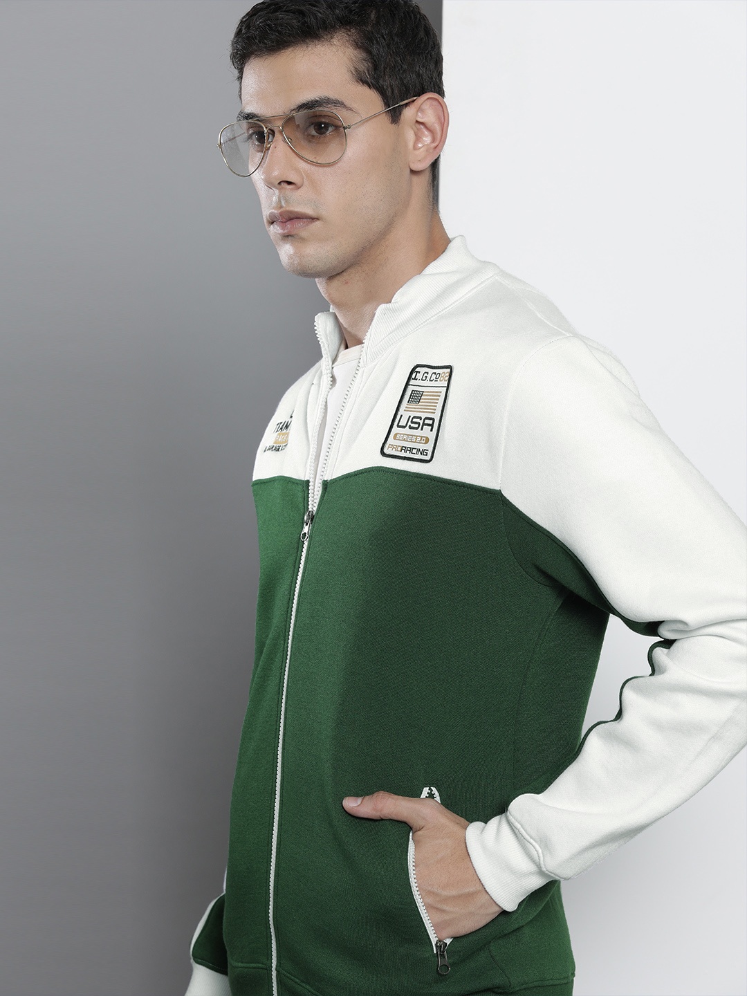 

The Indian Garage Co Men Green & White Colourblocked Sweatshirt