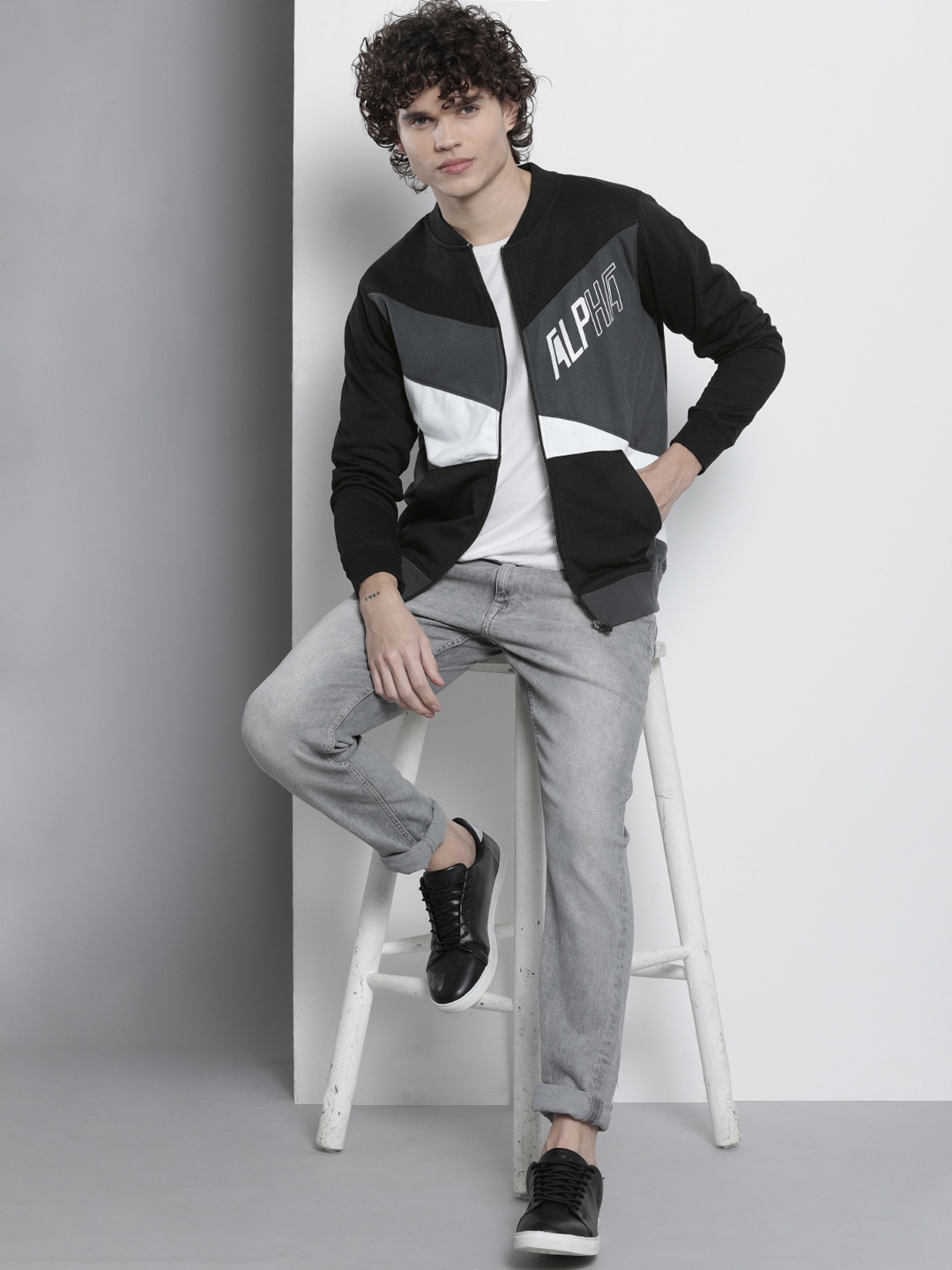 

The Indian Garage Co Men Colourblocked Sweatshirt, Black