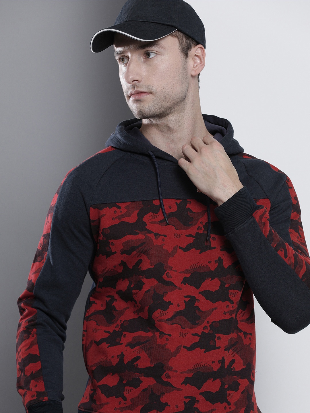 

The Indian Garage Co Men Navy Blue & Red Camouflage Print Hooded Sweatshirt
