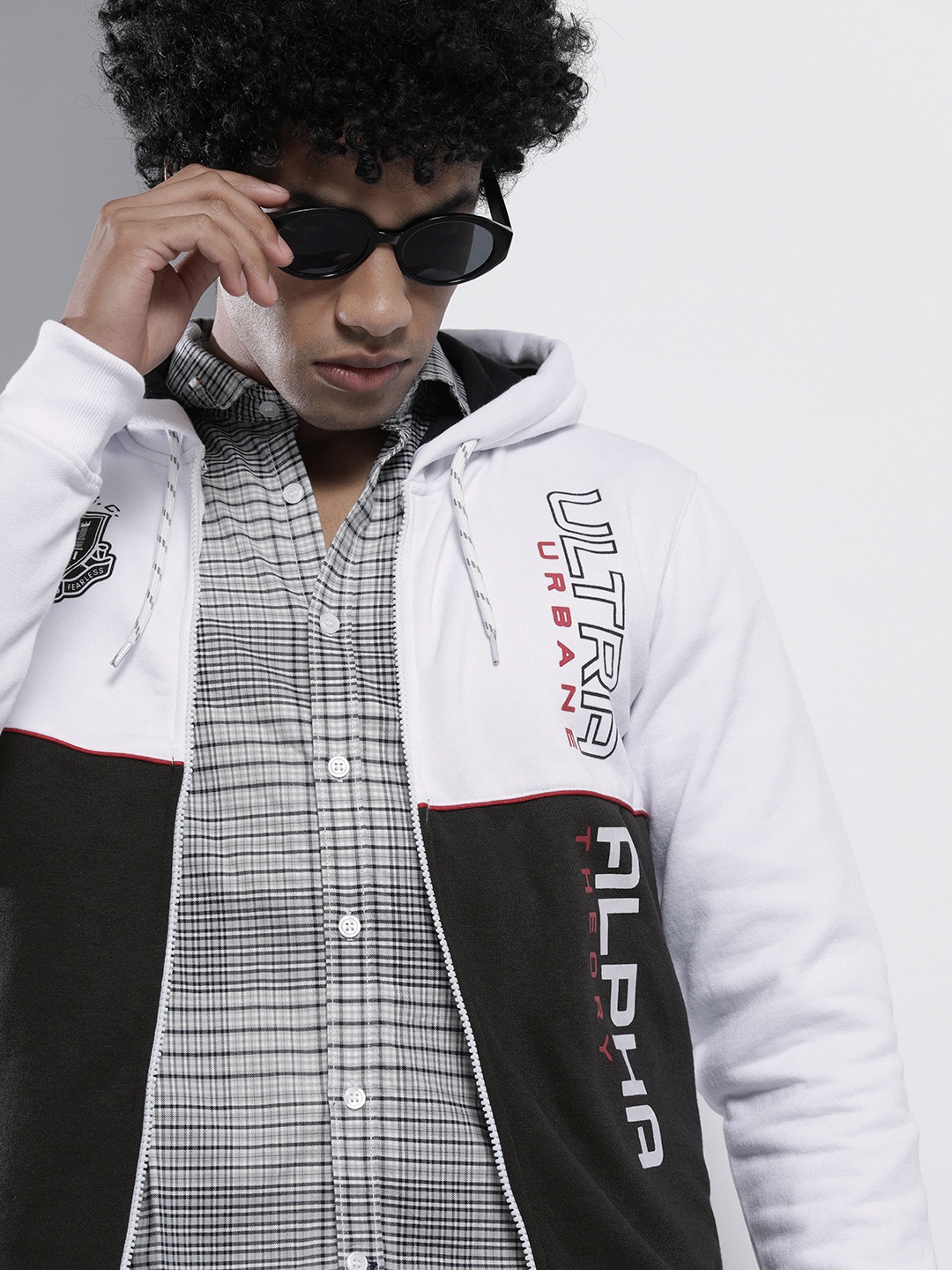 

The Indian Garage Co Men White & Black Colourblocked Hooded Sweatshirt