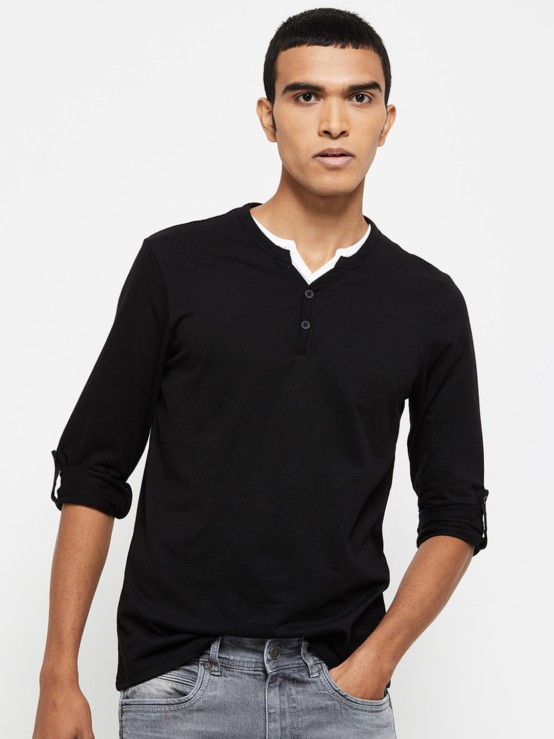 

max Men Black Solid Roll-Up Sleeves T-shirt