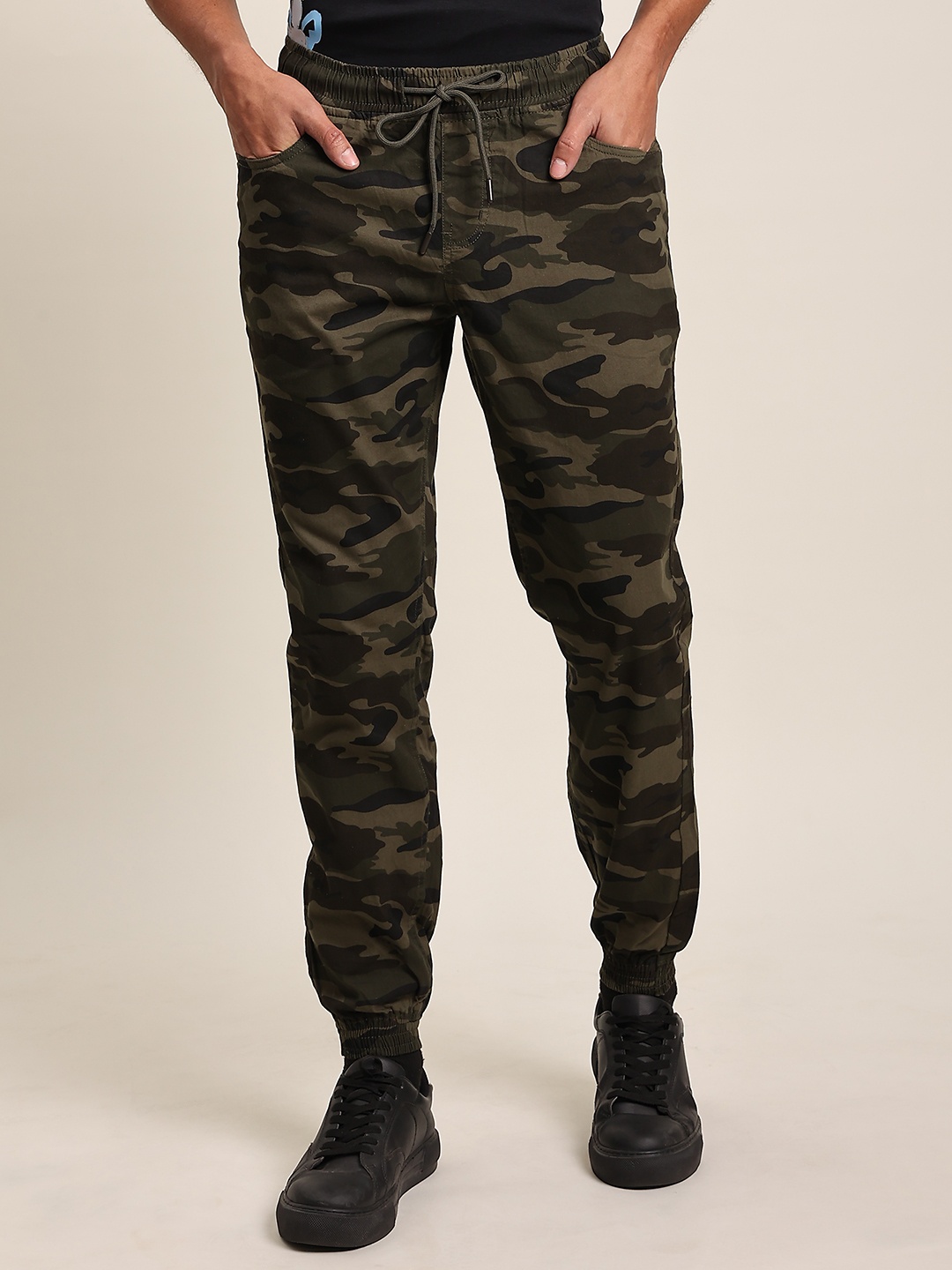 

IVOC Men Olive Green Camouflage Printed Slim Fit Joggers Trousers