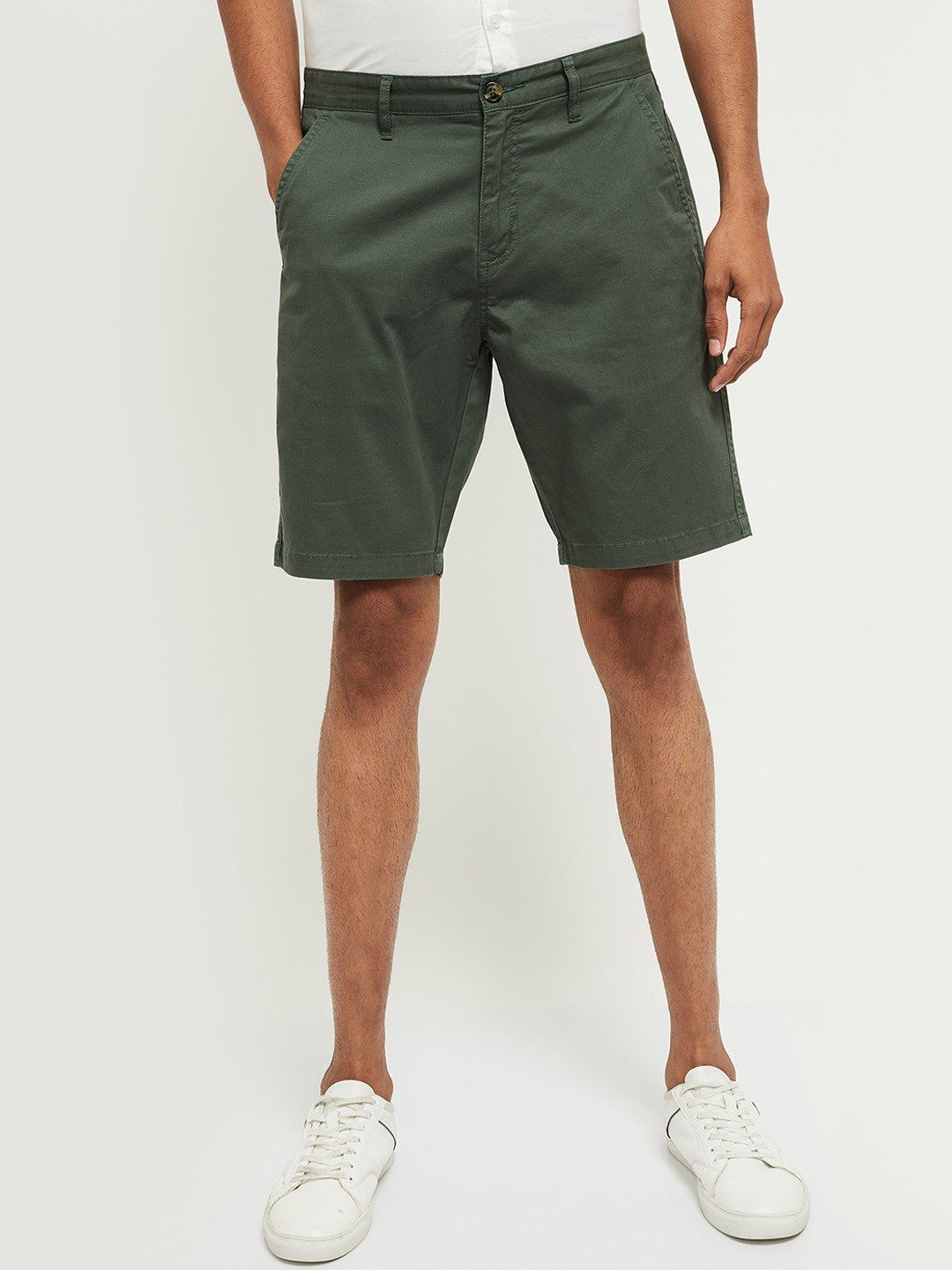 

max Men Green Solid Mid-Rise Chino Trousers