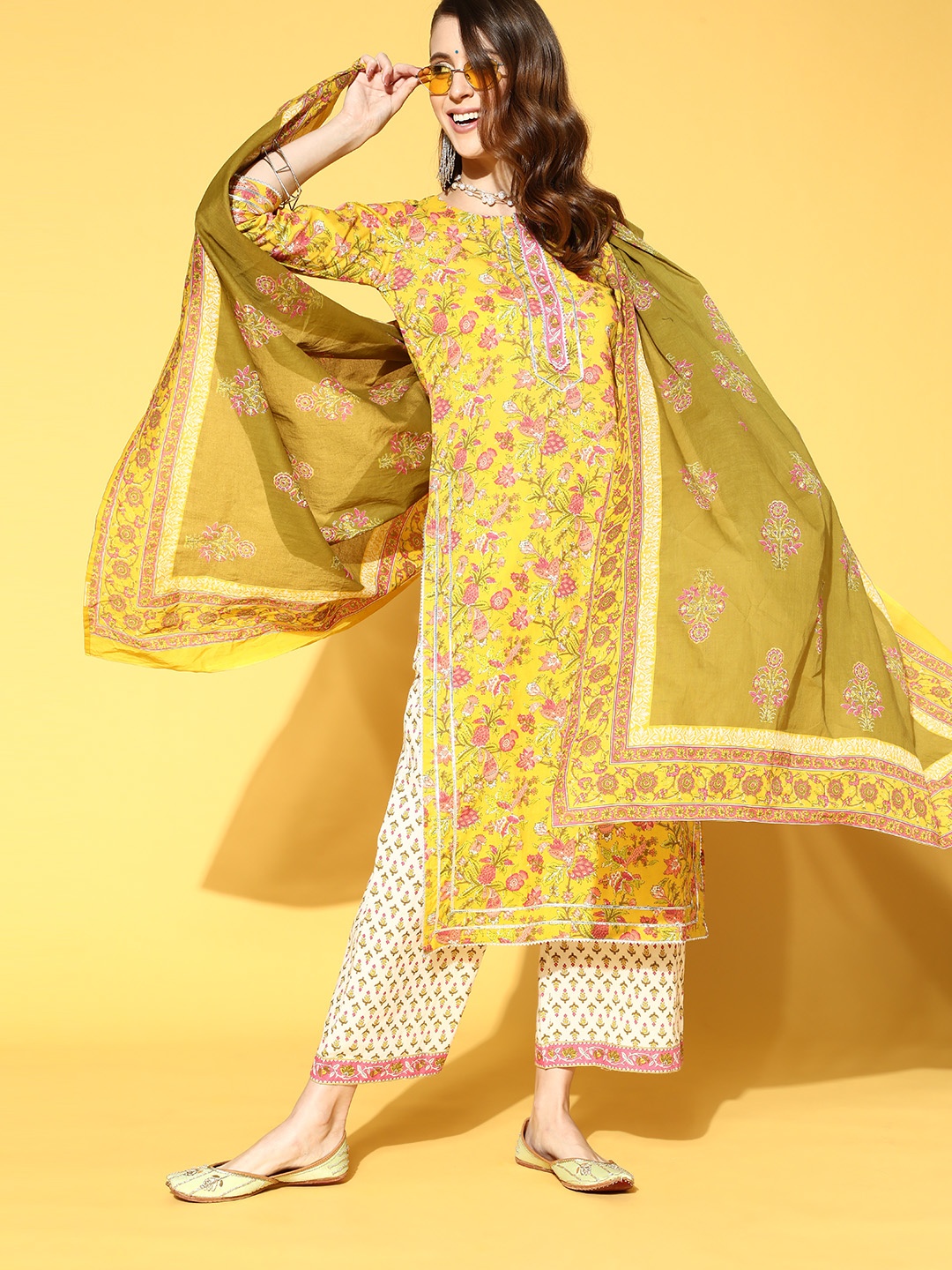 

Indo Era Floral Cotton Blend Romantic Florals Kurta Set, Yellow