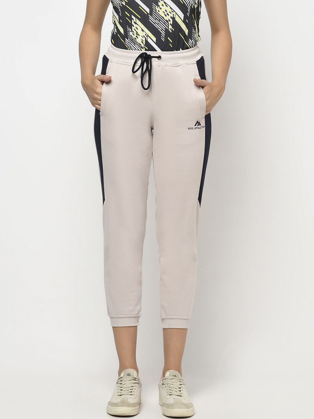 

AGIL ATHLETICA Women Nude Coloured & Black Solid Relaxed-Fit Three-Fourth Joggers