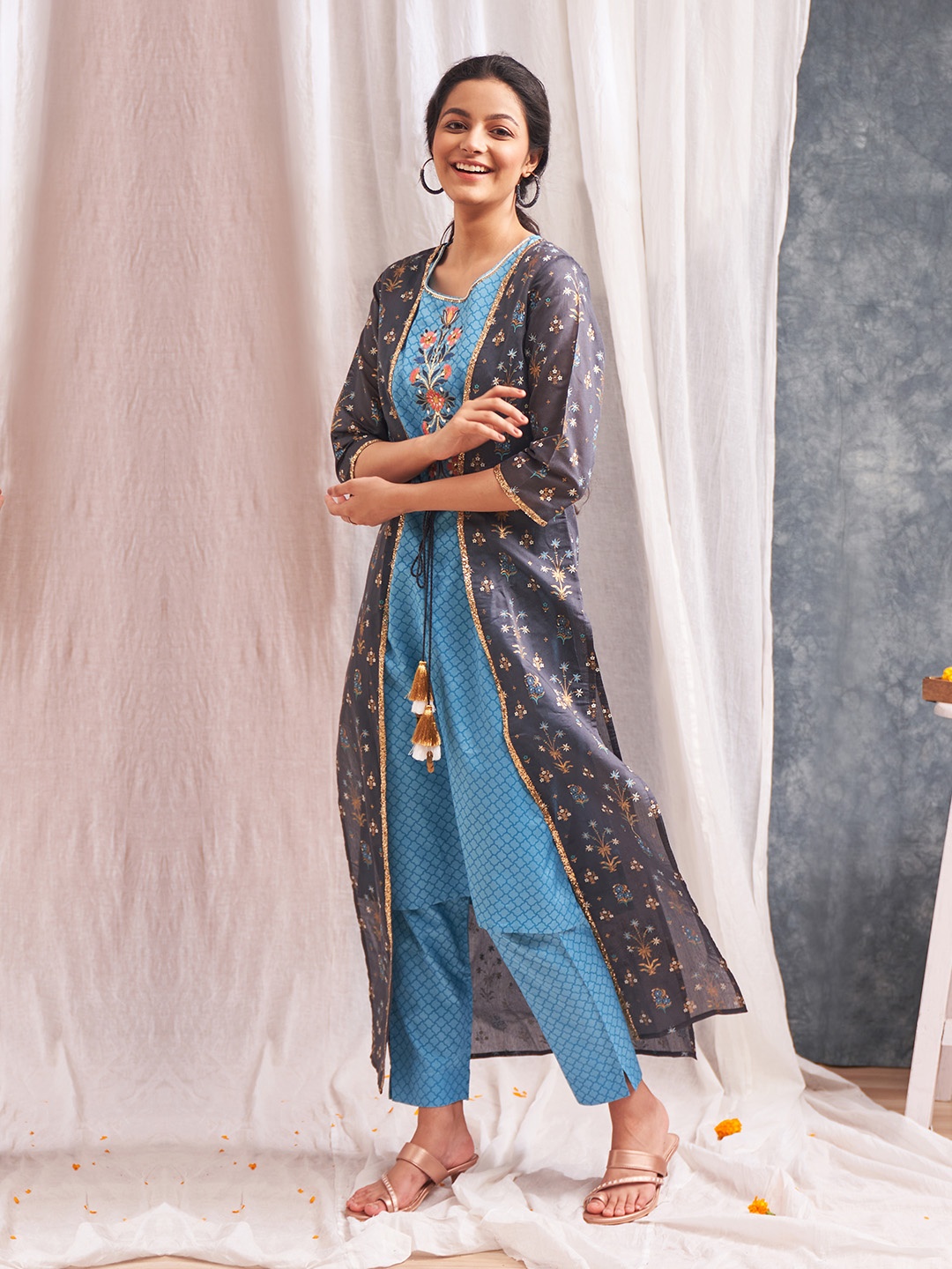 

AURELIA Women Blue & Pink Printed Kurta & Trousers With Jacket