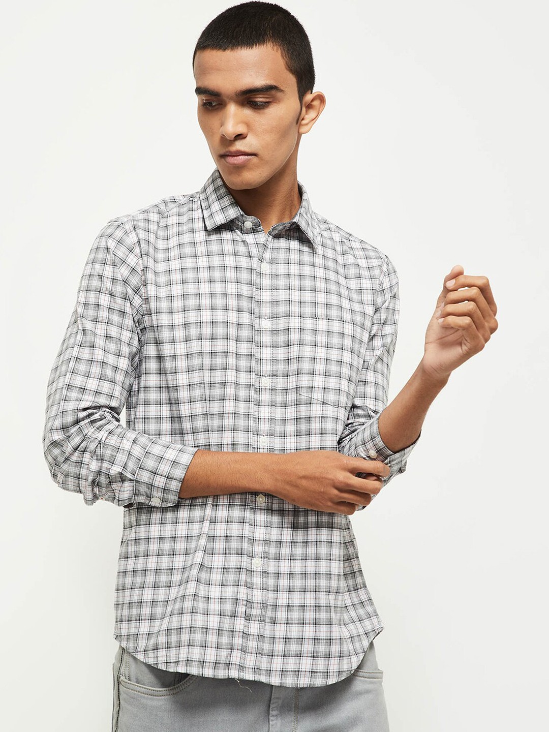 

max Men Grey & White Opaque Tartan Checked Cotton Casual Shirt