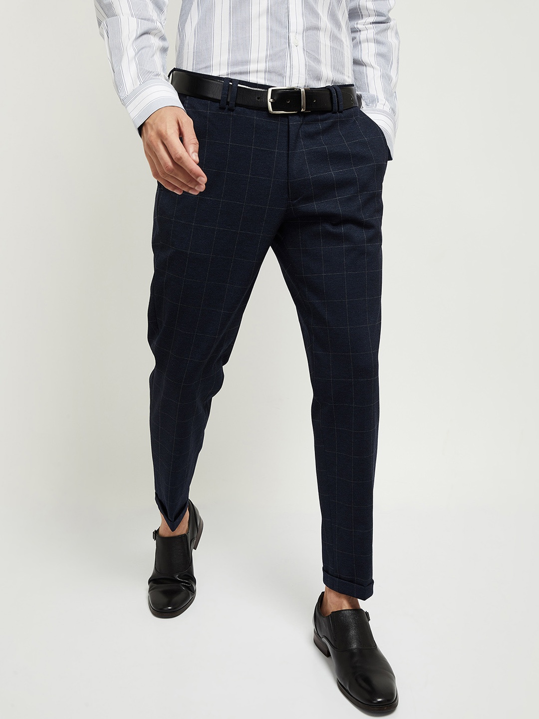 

max Men Blue Checked Solid Mid-Rise Chinos Trousers