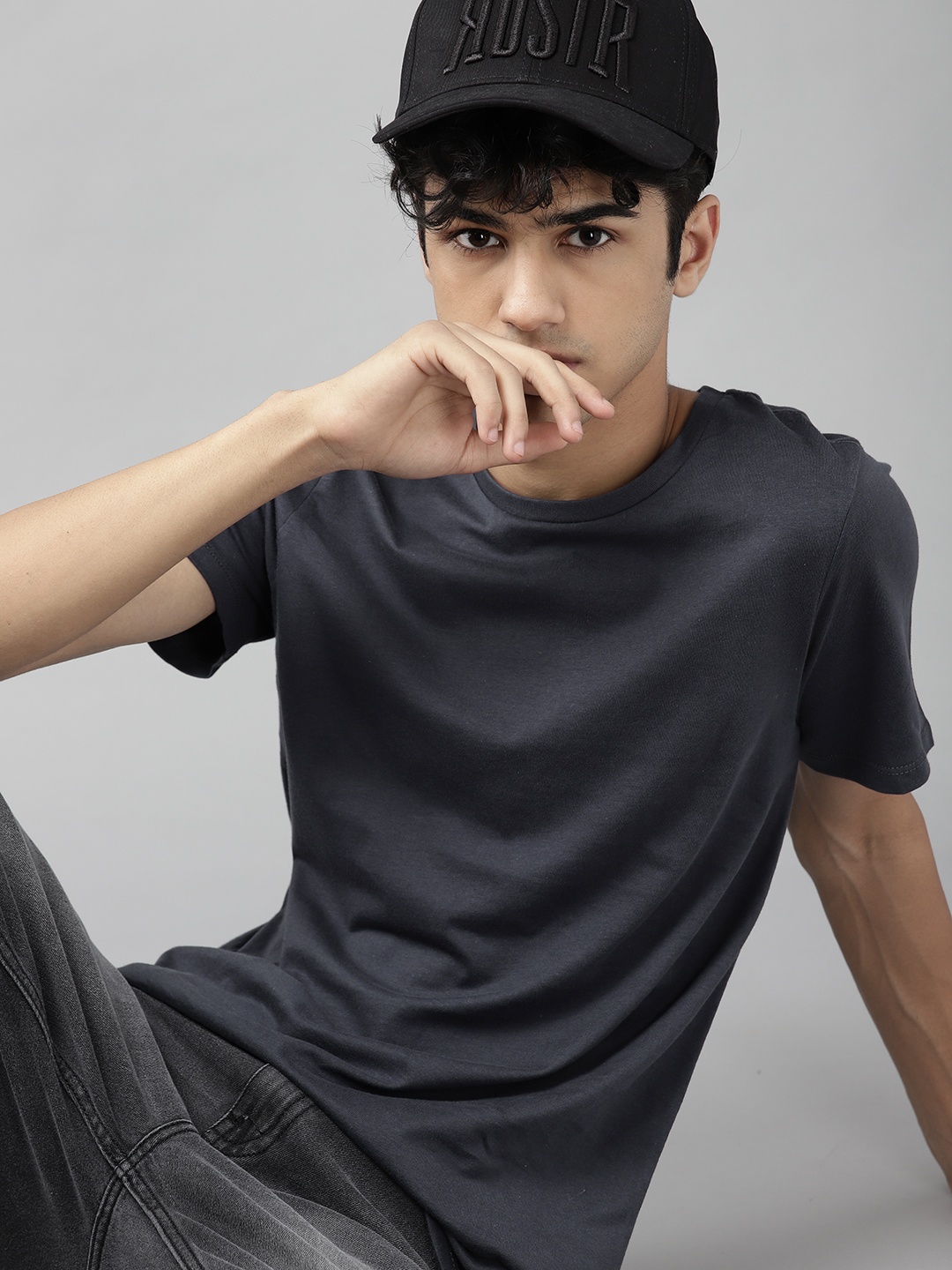 

UTH by Roadster Boys Charcoal Grey Pure Cotton Solid T-shirt