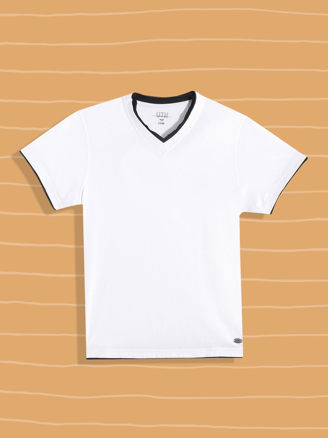 

UTH by Roadster Teen Boys White & Black Solid V-Neck Raw Edge Cotton T-shirt