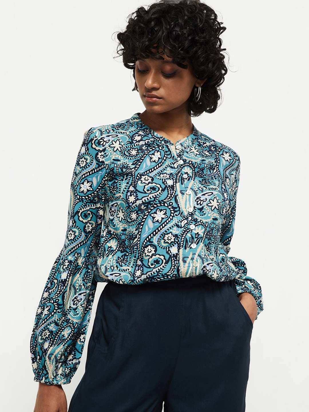 

max Blue Floral Mandarin Collar Blouson Top