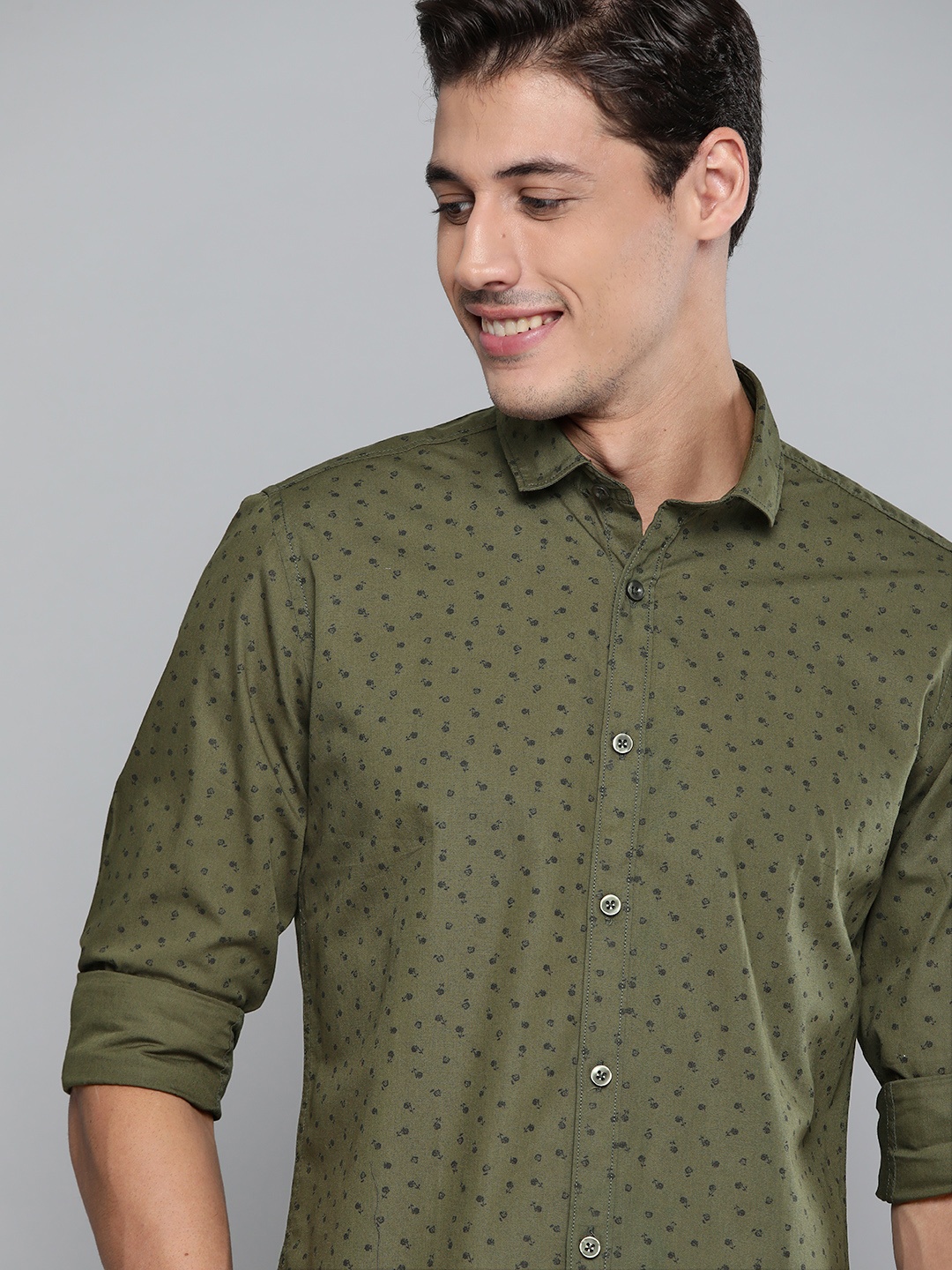 

Mast & Harbour Men Olive Green Pure Cotton Floral Printed Casual Shirt