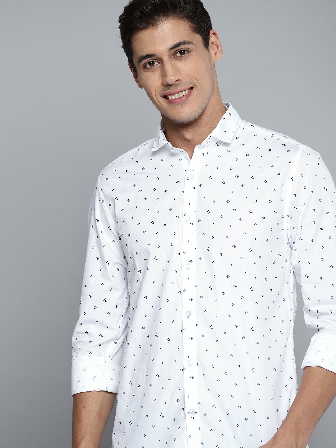 

Mast & Harbour Men White & Navy Blue Pure Cotton Printed Casual Shirt