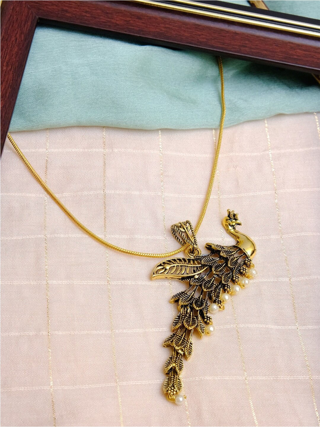 

Crunchy Fashion Gold-Toned Antique Necklace