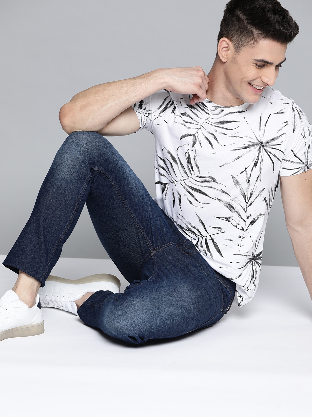 

Mast & Harbour Men White & Black Cotton Tropical Print T-shirt