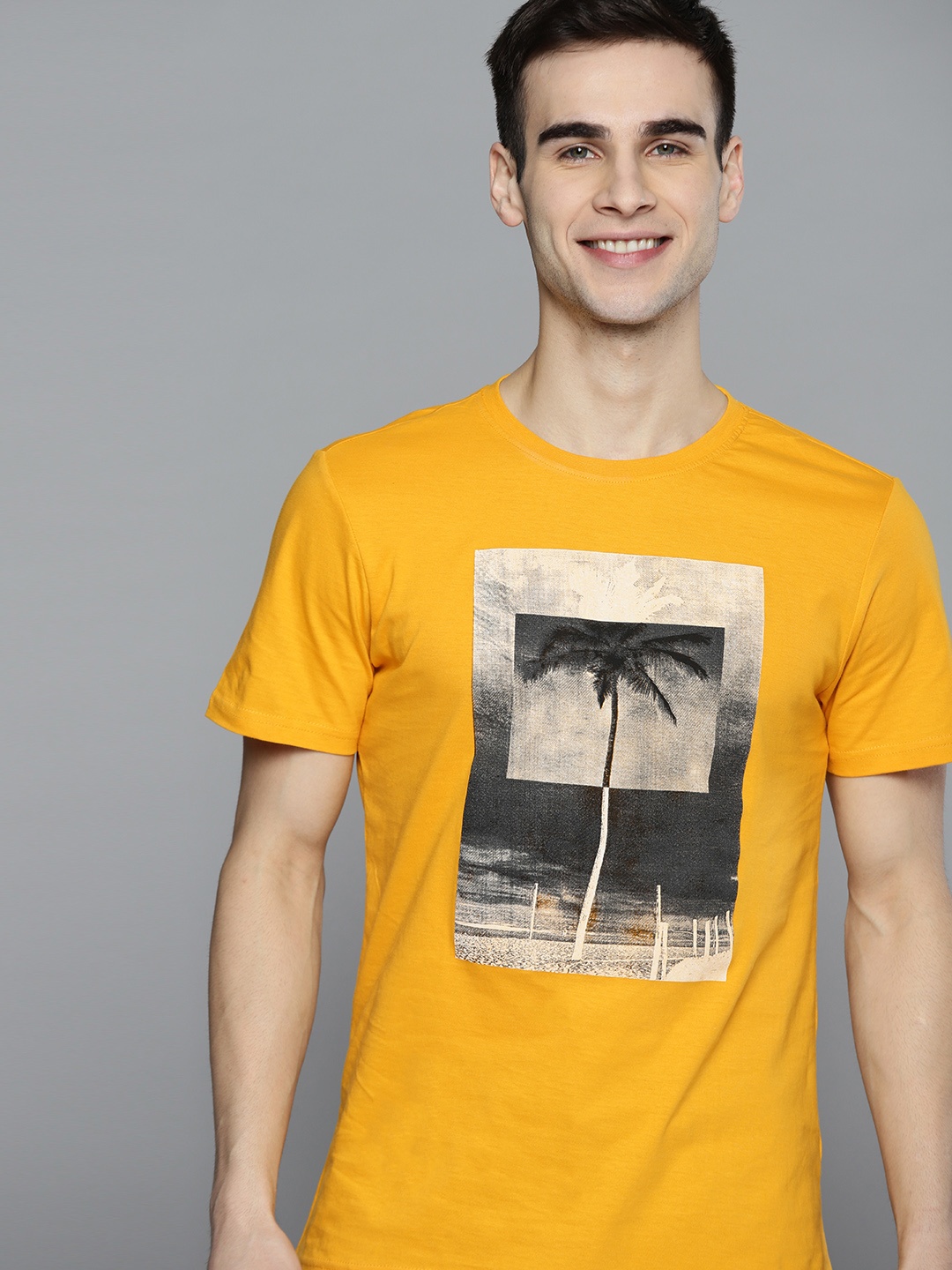 

Mast & Harbour Men Yellow & Black Pure Cotton Printed Tropical T-shirt