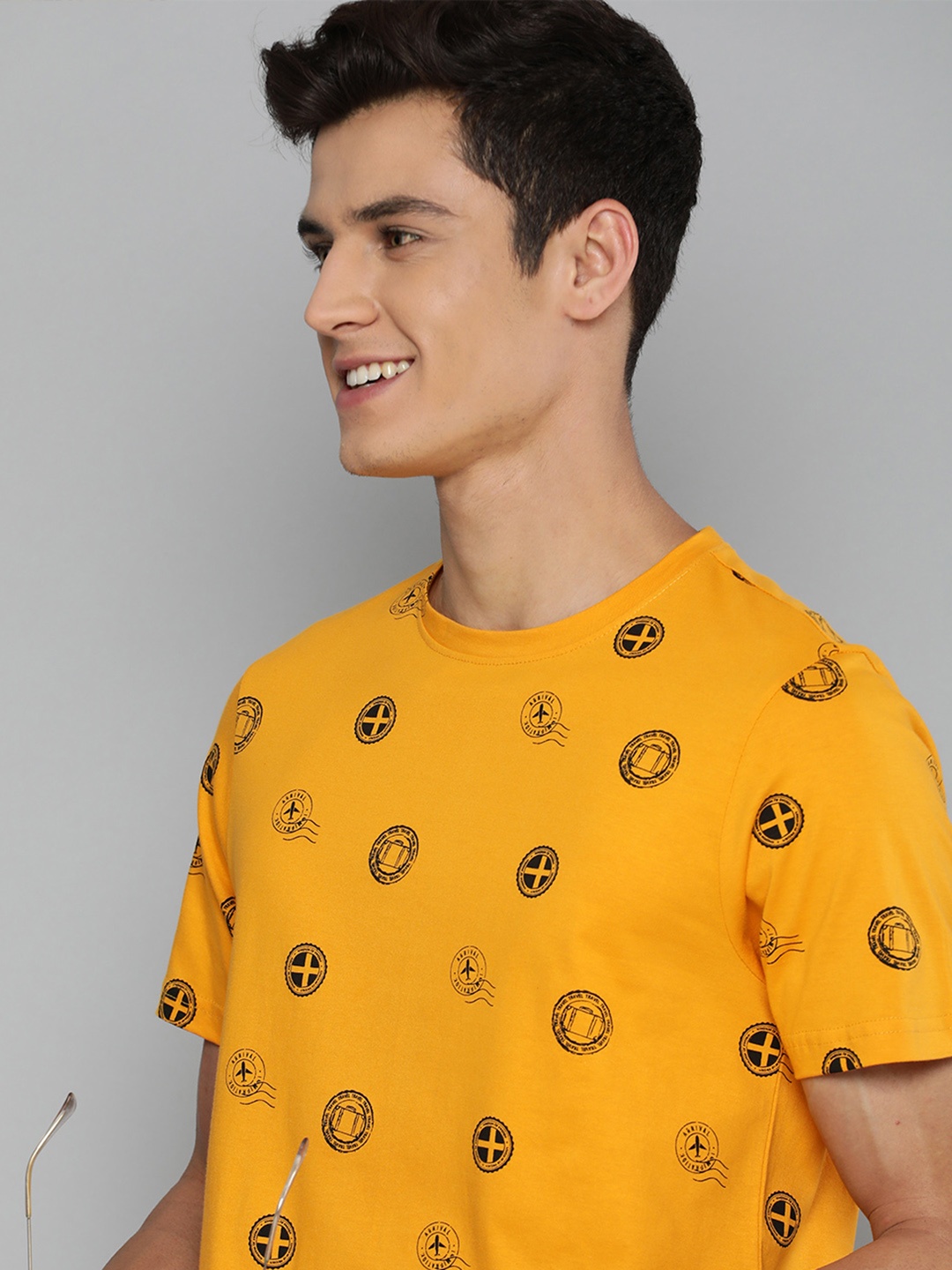 

Mast & Harbour Men Yellow & Black Printed T-shirt