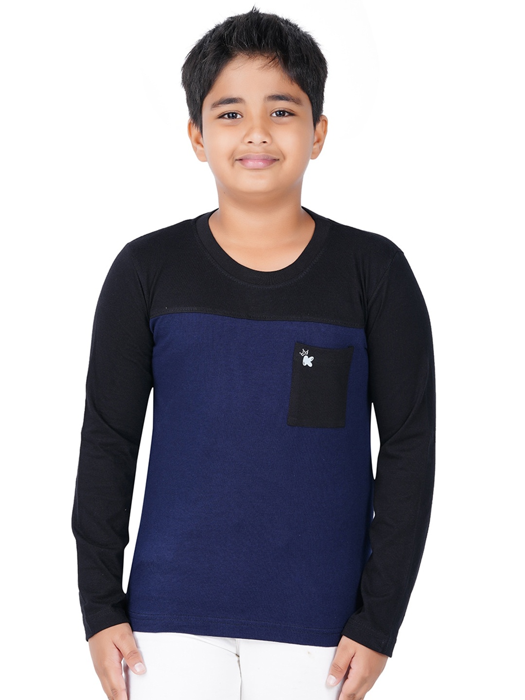 

Kiddeo Boys Navy Blue & Black Colourblocked Pockets Slim Fit T-shirt