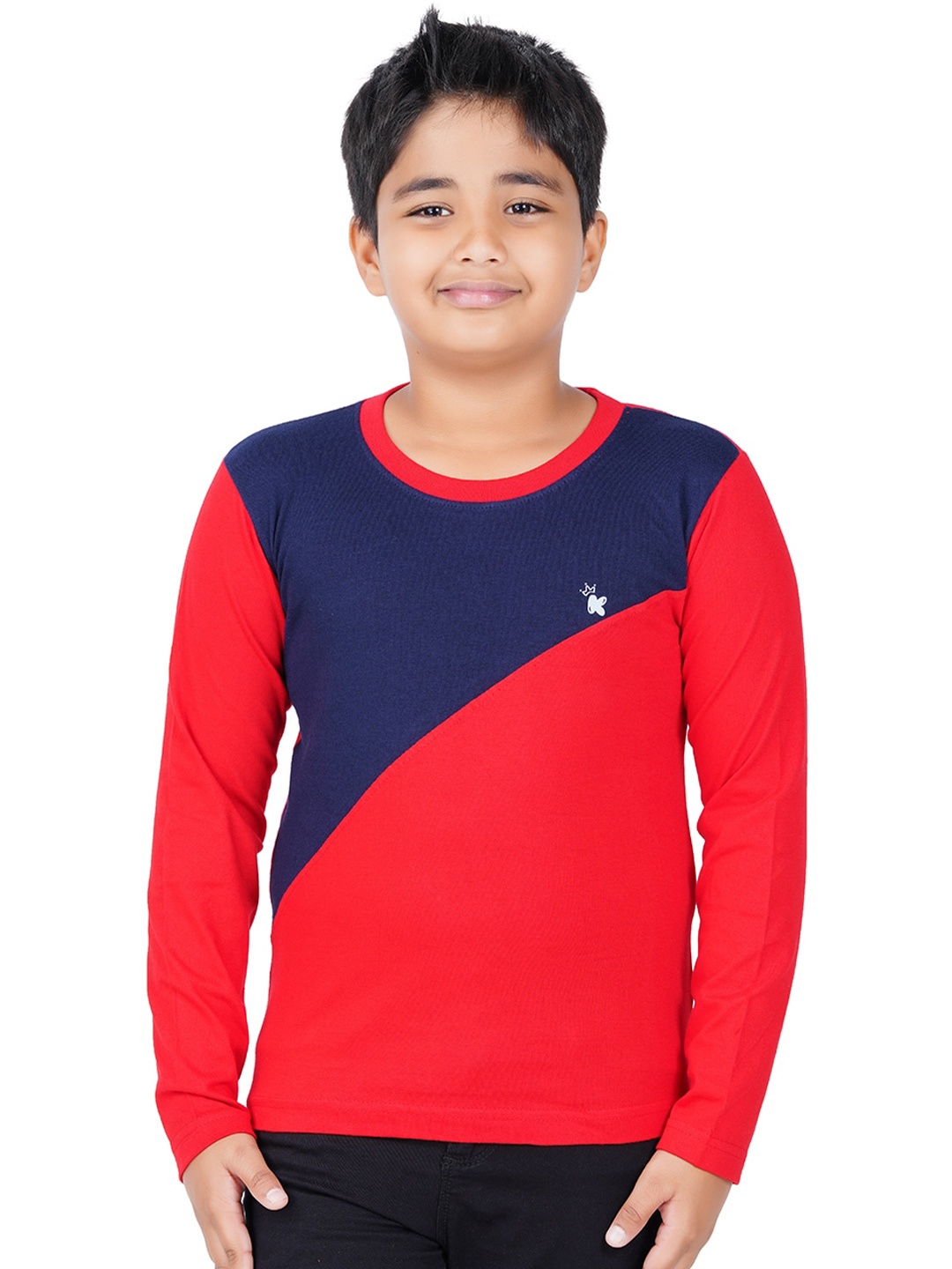 

Kiddeo Boys Navy Blue & Red Colourblocked Slim Fit T-shirt