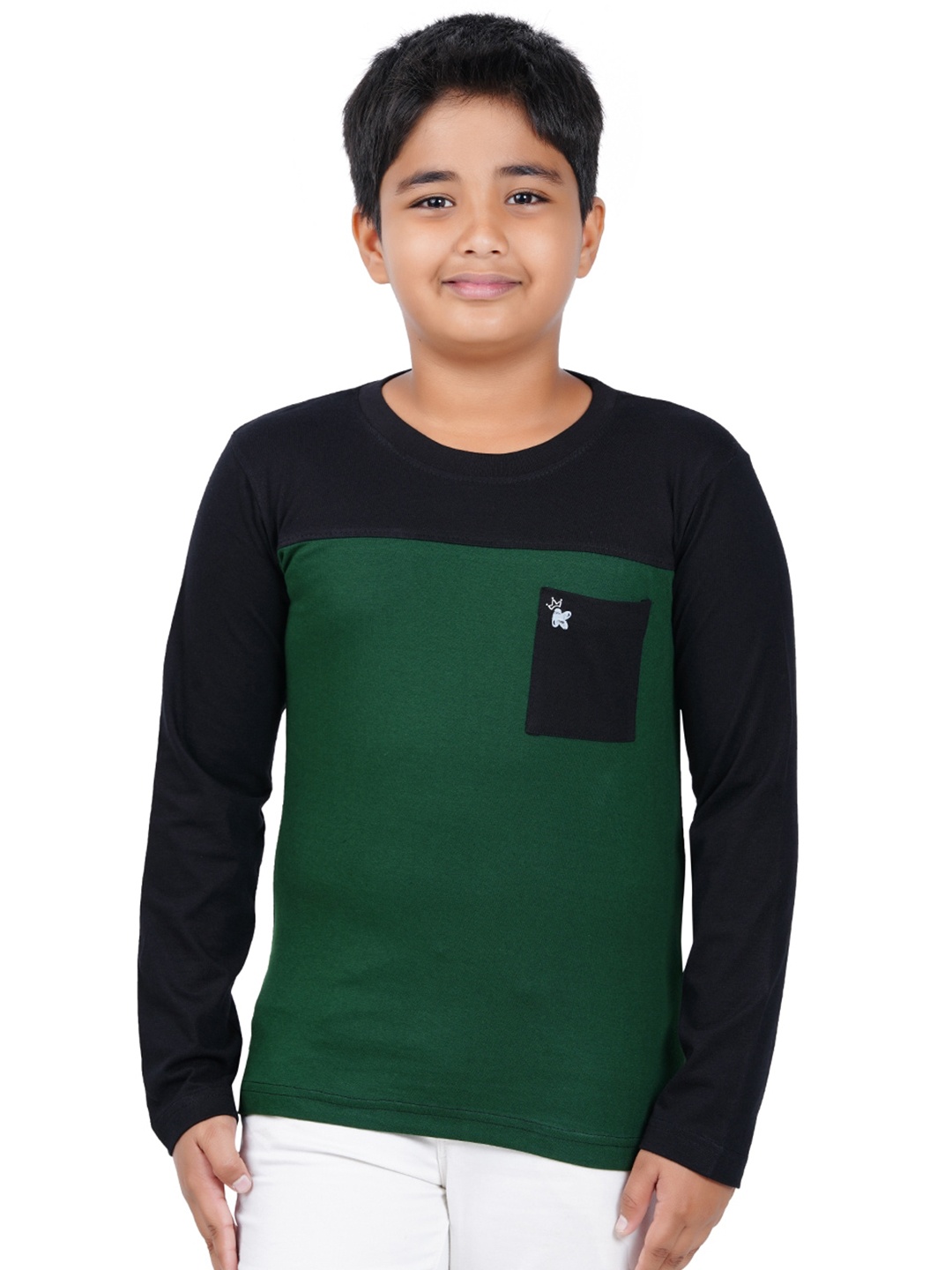 

Kiddeo Boys Green & Black Colourblocked Pockets Slim Fit T-shirt