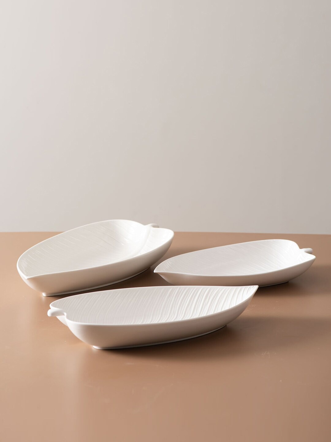 

THEDECORKART Set Of 3 White Textured Leaf-Shaped Serving Bowls
