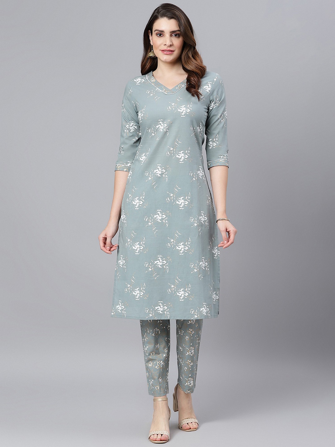 

Idalia Women Grey & White Floral Printed Regular Pure Cotton Kurta with Trousers