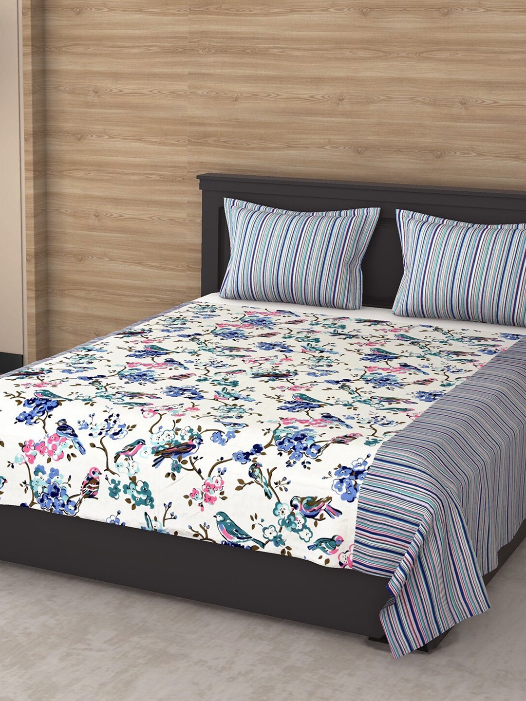 

Varde White & Blue Floral Printed 120 TC Cotton King Bedsheet Set 2.25 m x 2.50 m