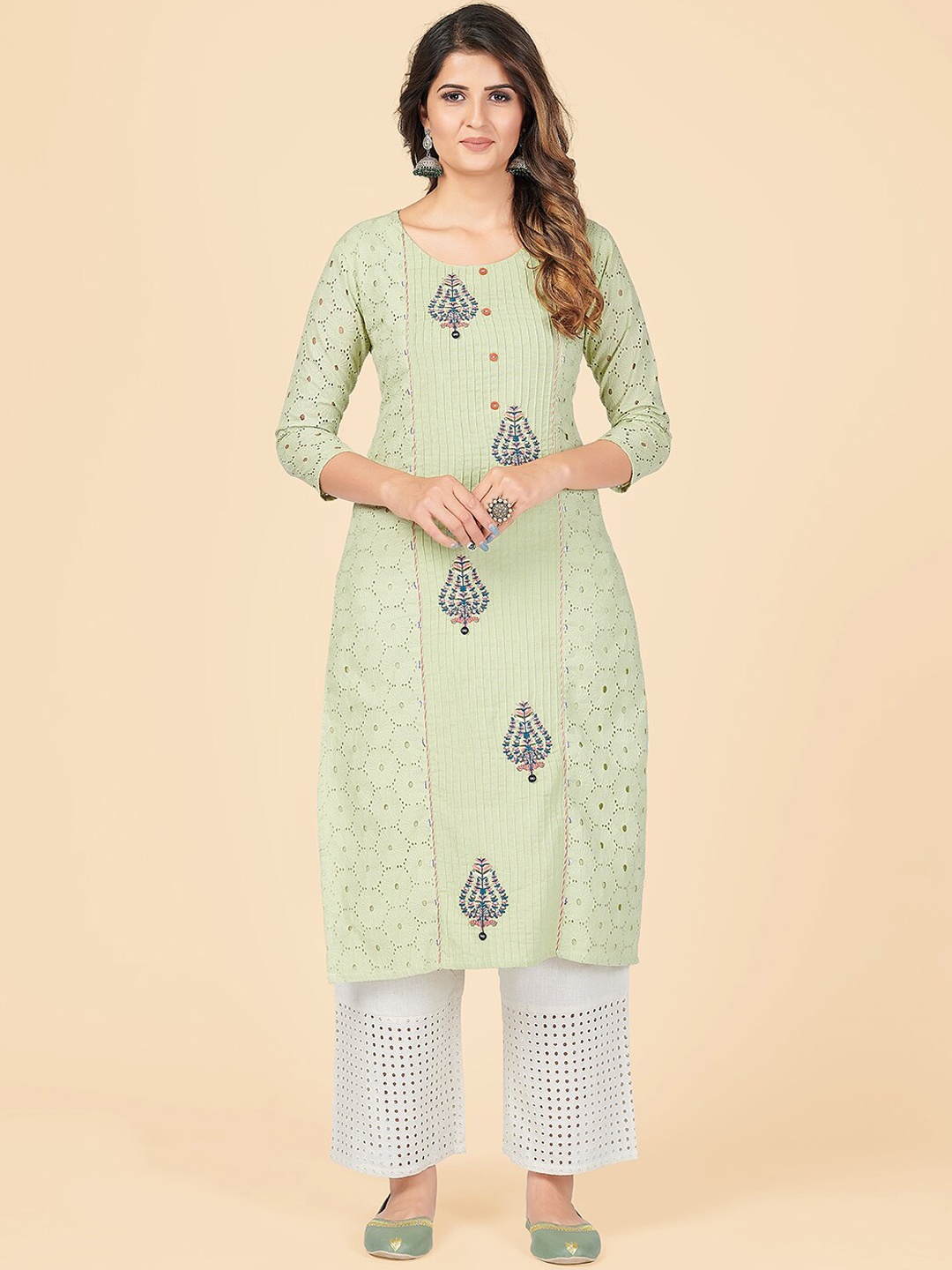 

Vbuyz Women Green Geometric Embroidered Chikankari Cotton Kurta