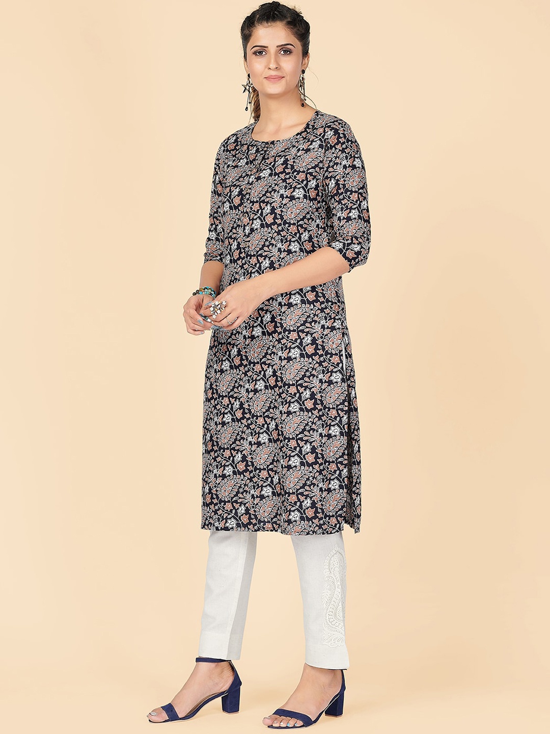 

Vbuyz Women Black Printed Kurta