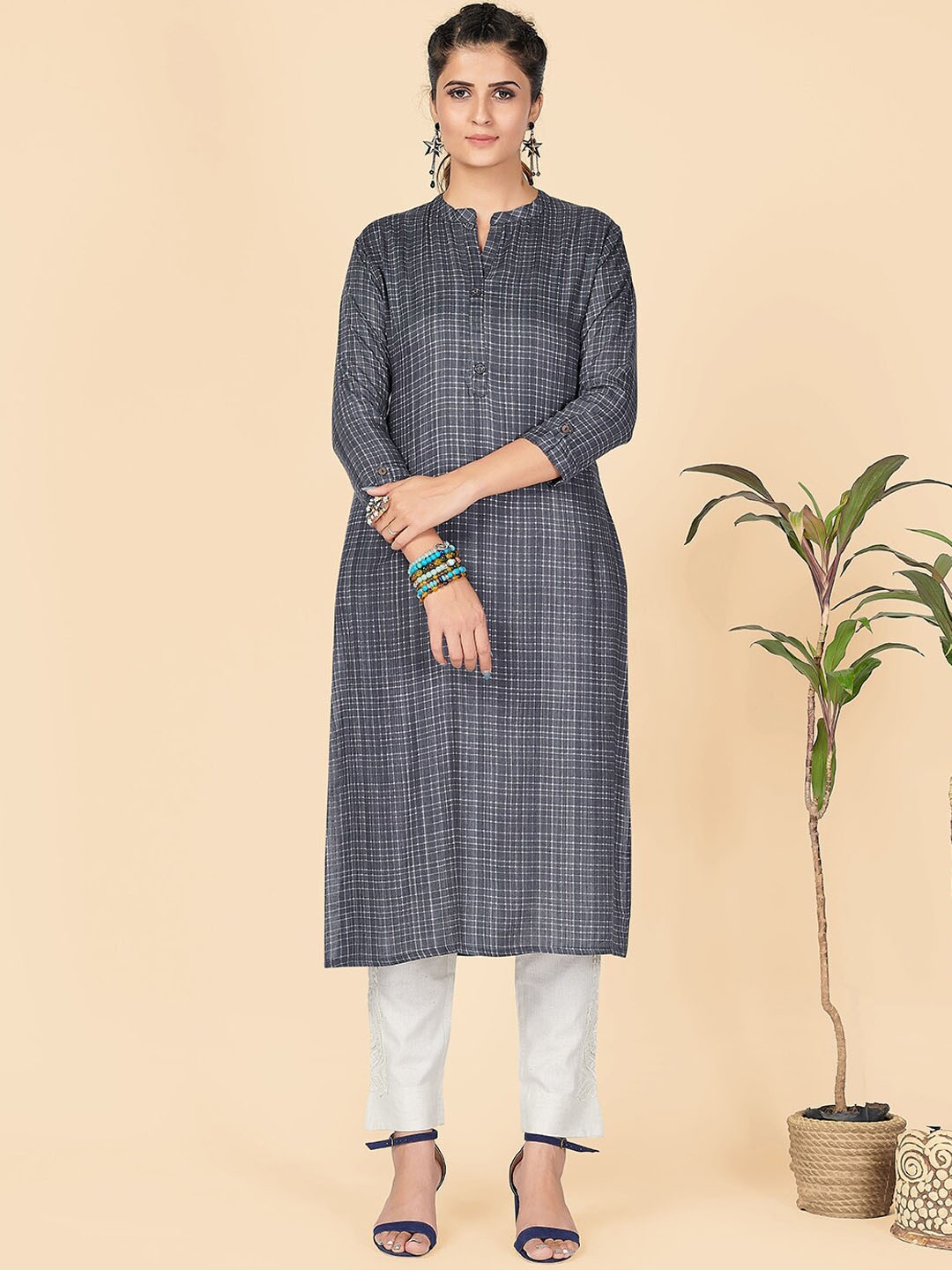

Vbuyz Women Grey Keyhole Neck Kurta