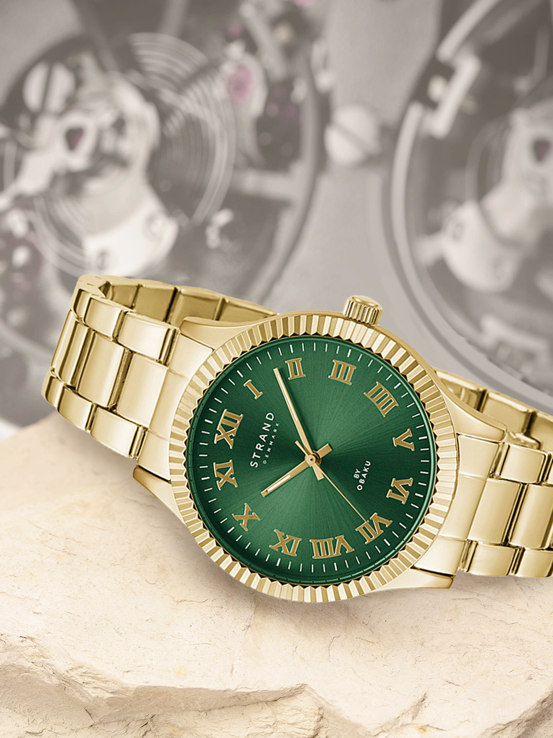 

STRAND BY OBAKU Men Green Brass Embellished Dial & Gold Toned Stainless Steel Bracelet Style Straps Analogue Watch