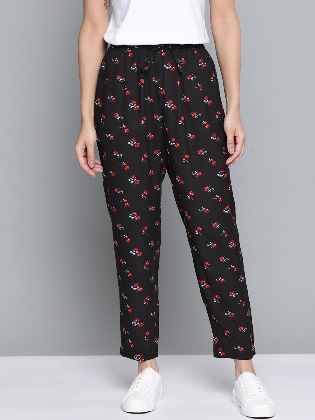 

Mast & Harbour Women Black & Red Floral Print Pleated Trousers