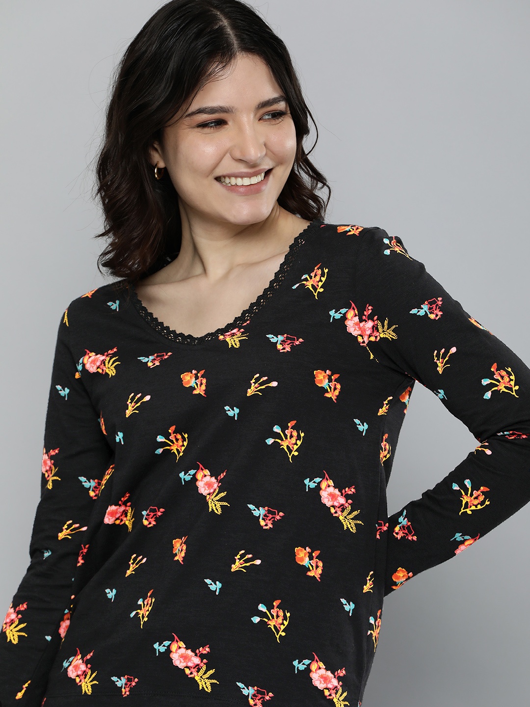 

Mast & Harbour Women Black Floral Printed Pure Cotton V-Neck T-shirt