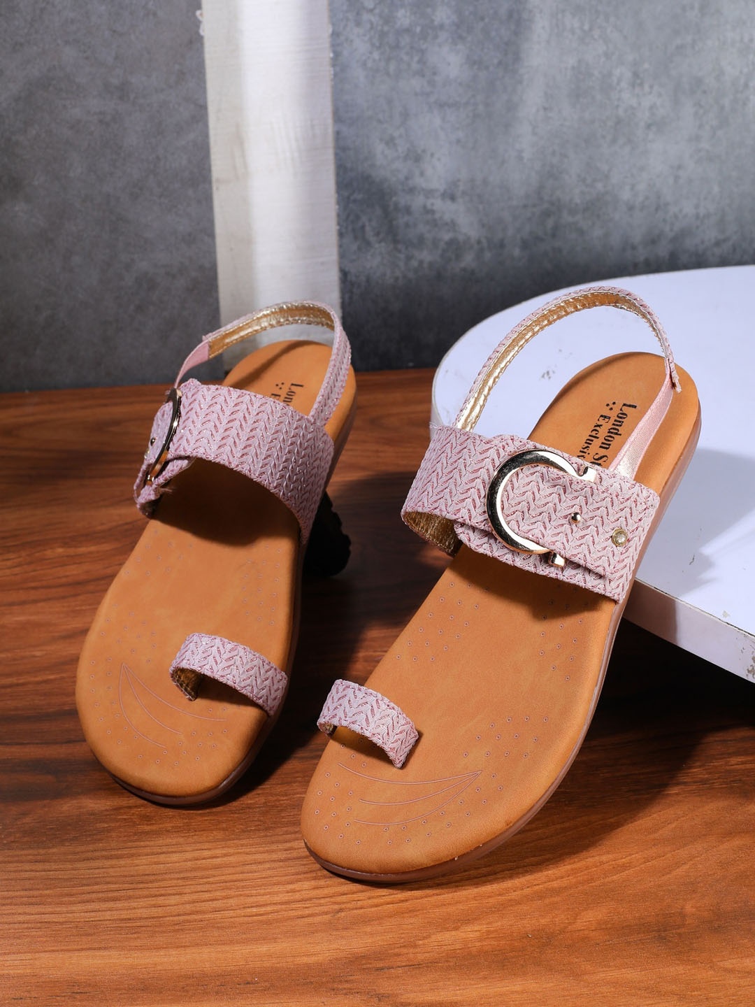 

LONDON STEPS Women Pink Solid One Toe Flats