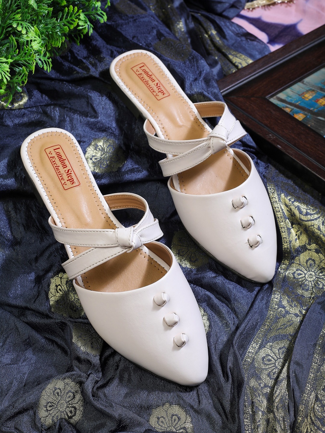 

LONDON STEPS Women Cream-Coloured Ballerinas with Bows Flats