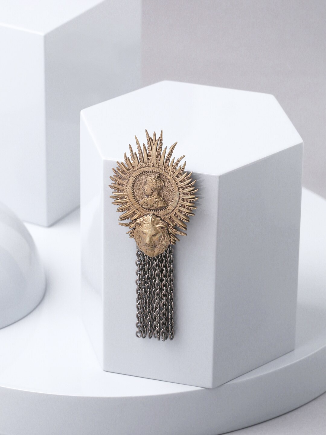 

COSA NOSTRAA Men Gold-Toned & Silver-Toned Majesty King Brooch