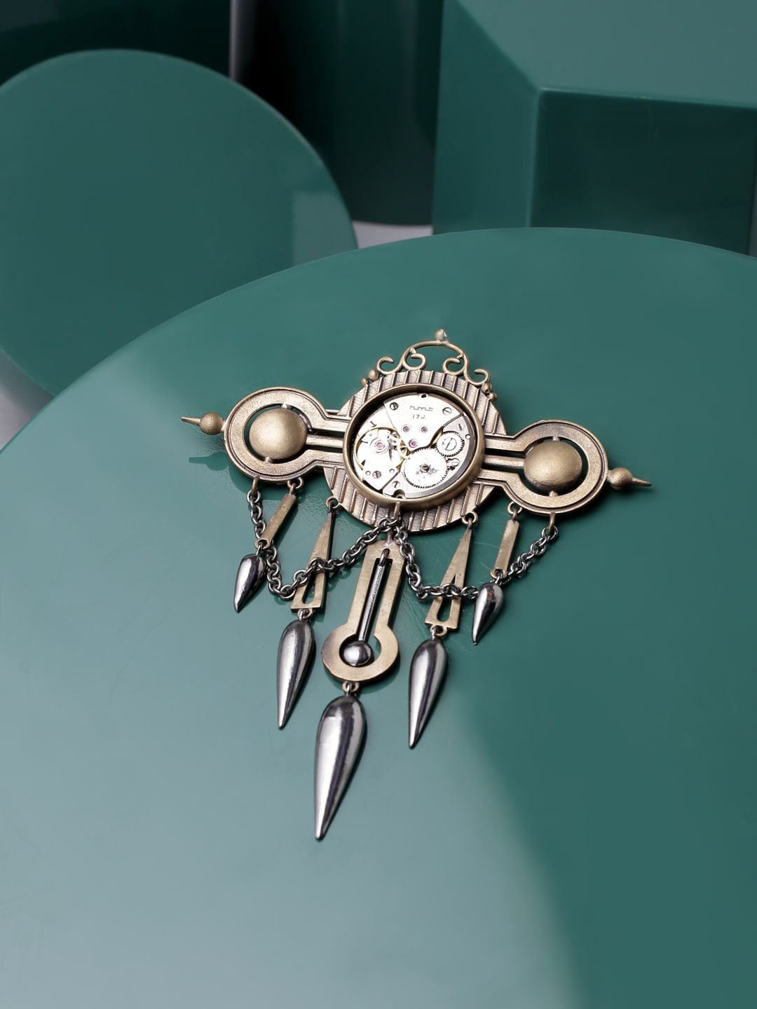 

COSA NOSTRAA Men Vintage handcrafted time machine Brooch, Metallic