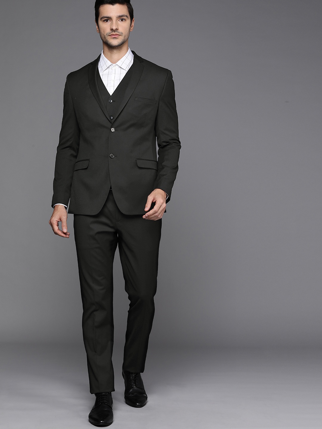 

Theme Men Black Solid Slim Fit 3 Piece Suit