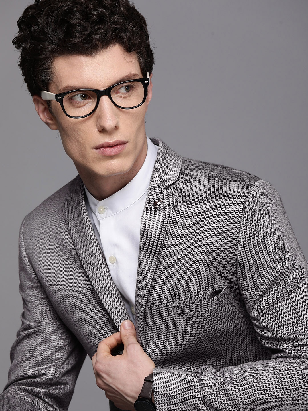 

Theme Men Grey Solid Slim Fit Blazers