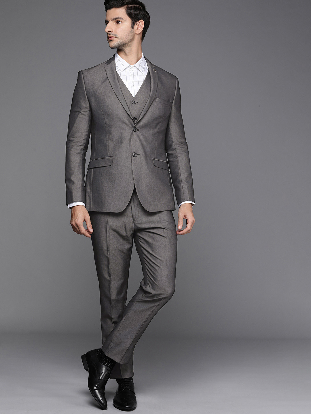 

Theme Men Black Solid Slim Fit 3 Piece Suit