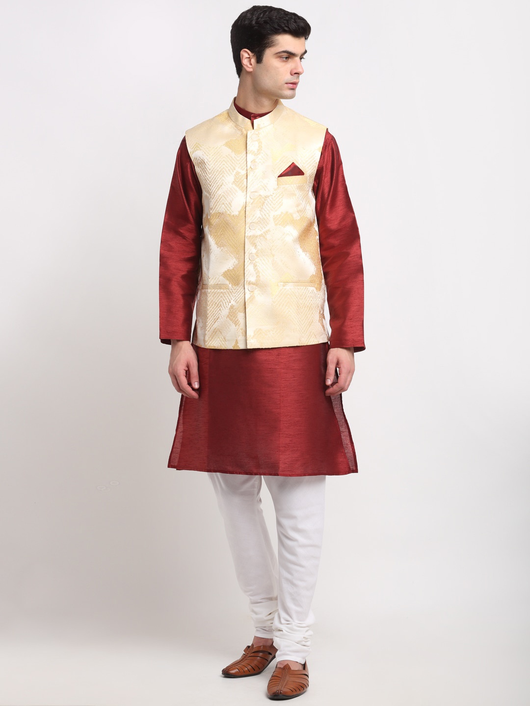 

NEUDIS Men Maroon & Gold-Toned Kurta with Churidar & Nehru Jacket