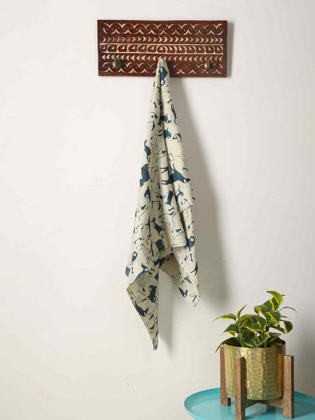 

Amoliconcepts Brown & White Hand Carved Traditional Khunti with Three Pegs
