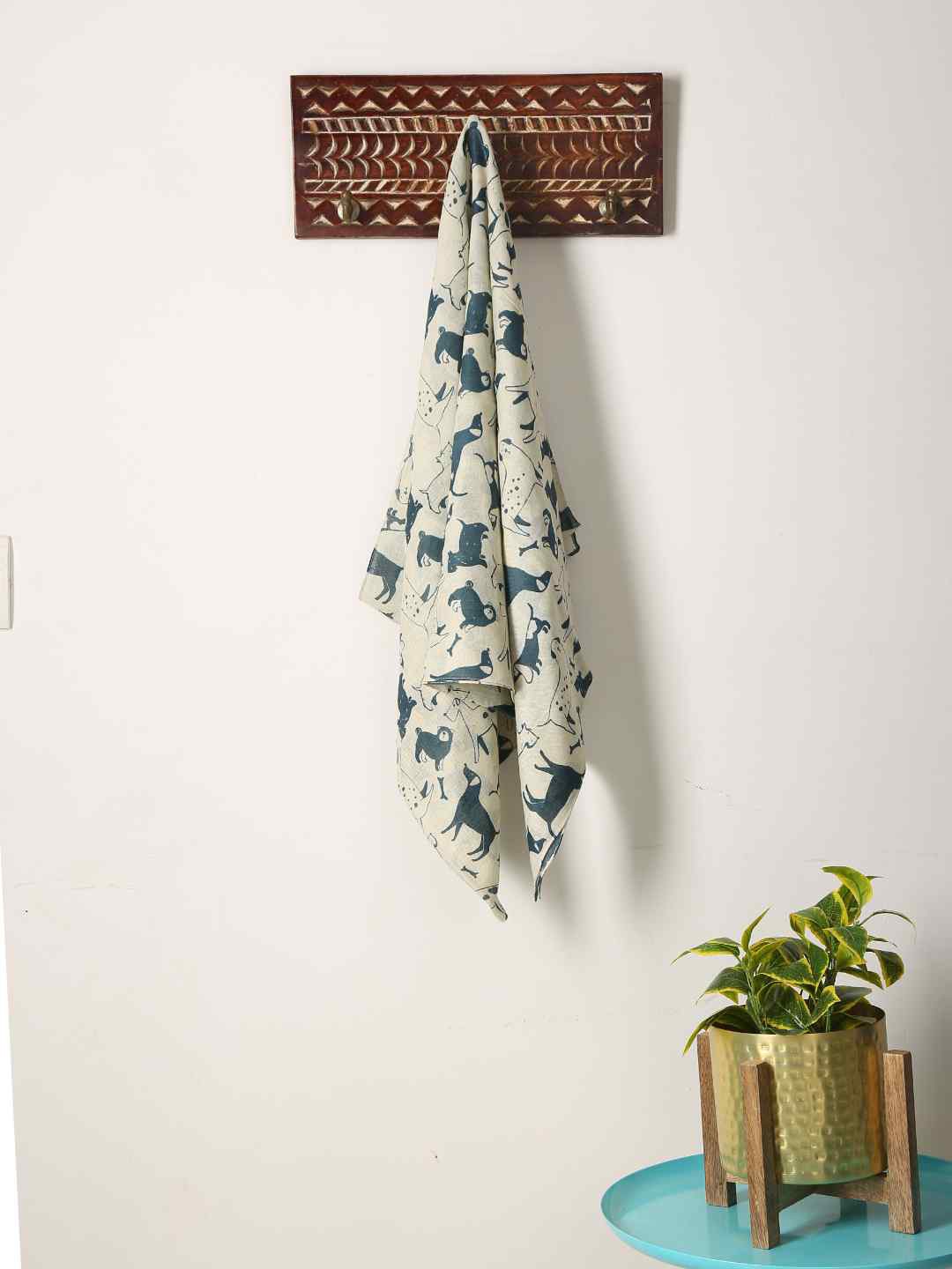 

Amoliconcepts Brown & White Hand Carved Traditional Khunti with Three Pegs
