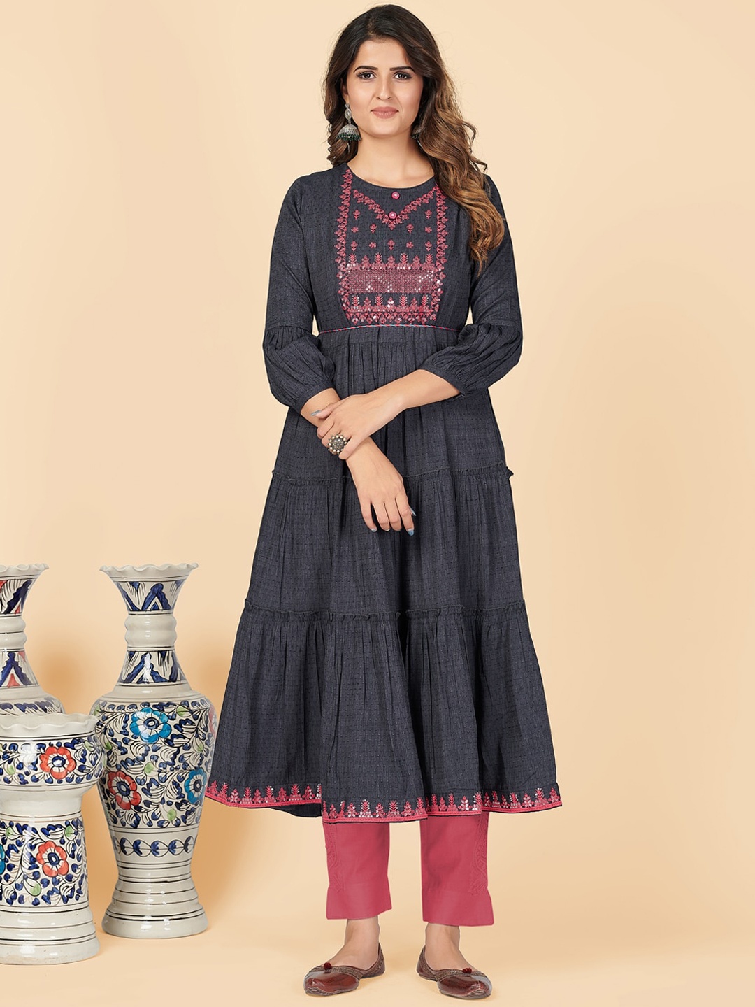 

Vbuyz Women Grey & Pink Embellished Thread Work Belted Detail Anarkali Kurta