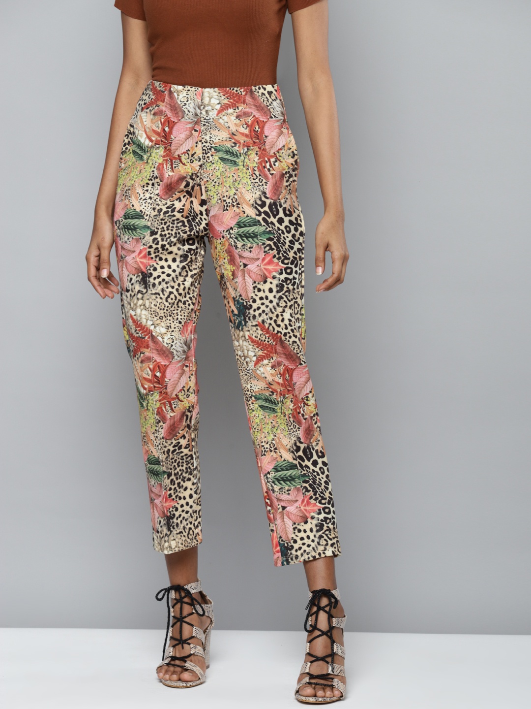 

SASSAFRAS Women Beige Floral Printed Tapered Fit High-Rise Trousers