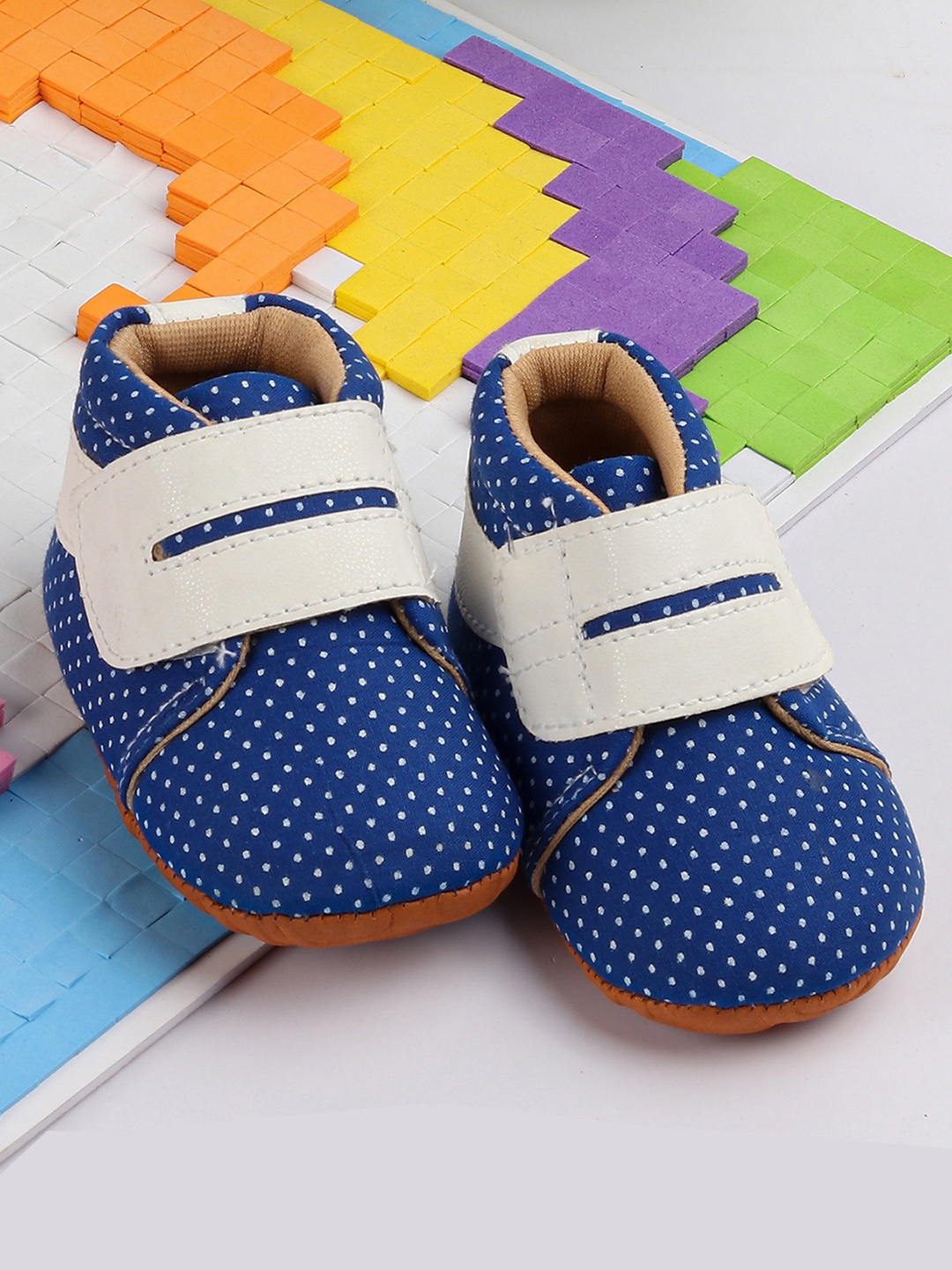 

Jazzy Juniors Infant Boys Blue & White Printed Booties