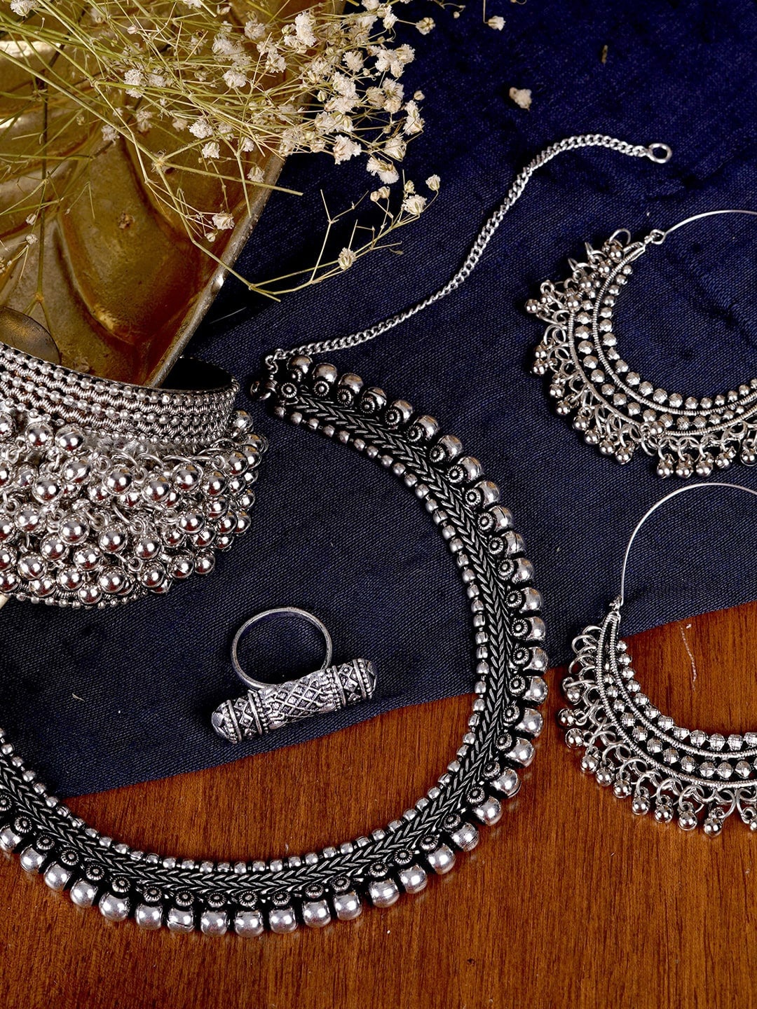 

TEEJH Women Silver-Plated Alloy Jewellery Set TEJPIT55