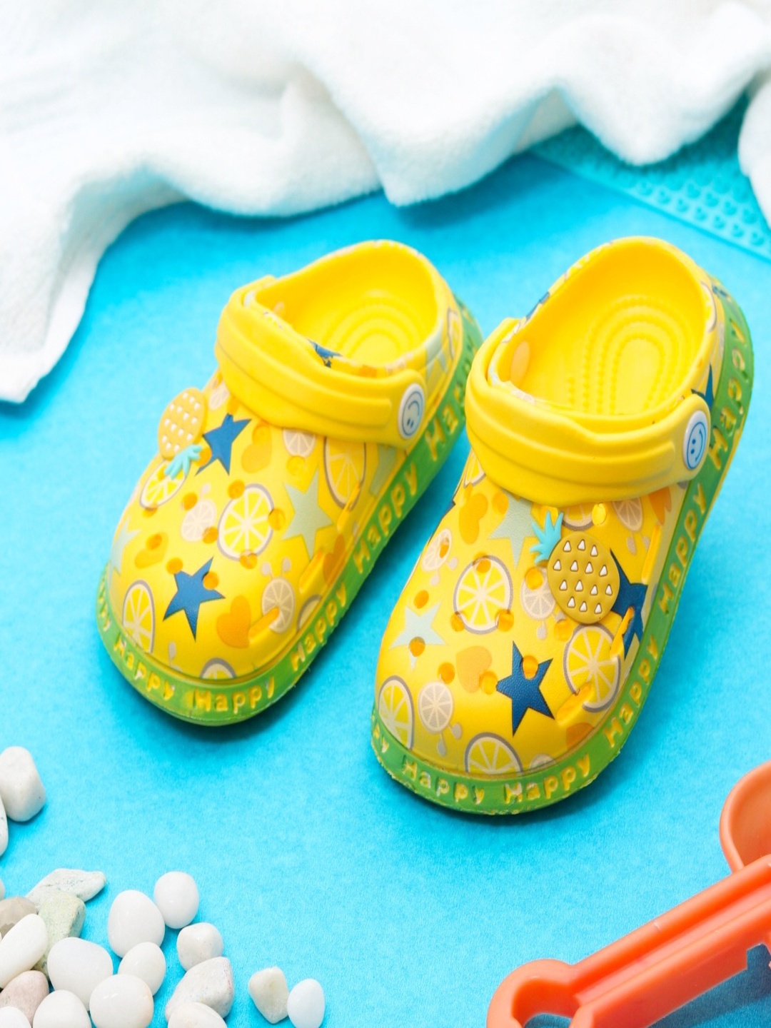 

Yellow Bee Unisex Kids Yellow & Green Star and Fruit Printed Rubber Clogs